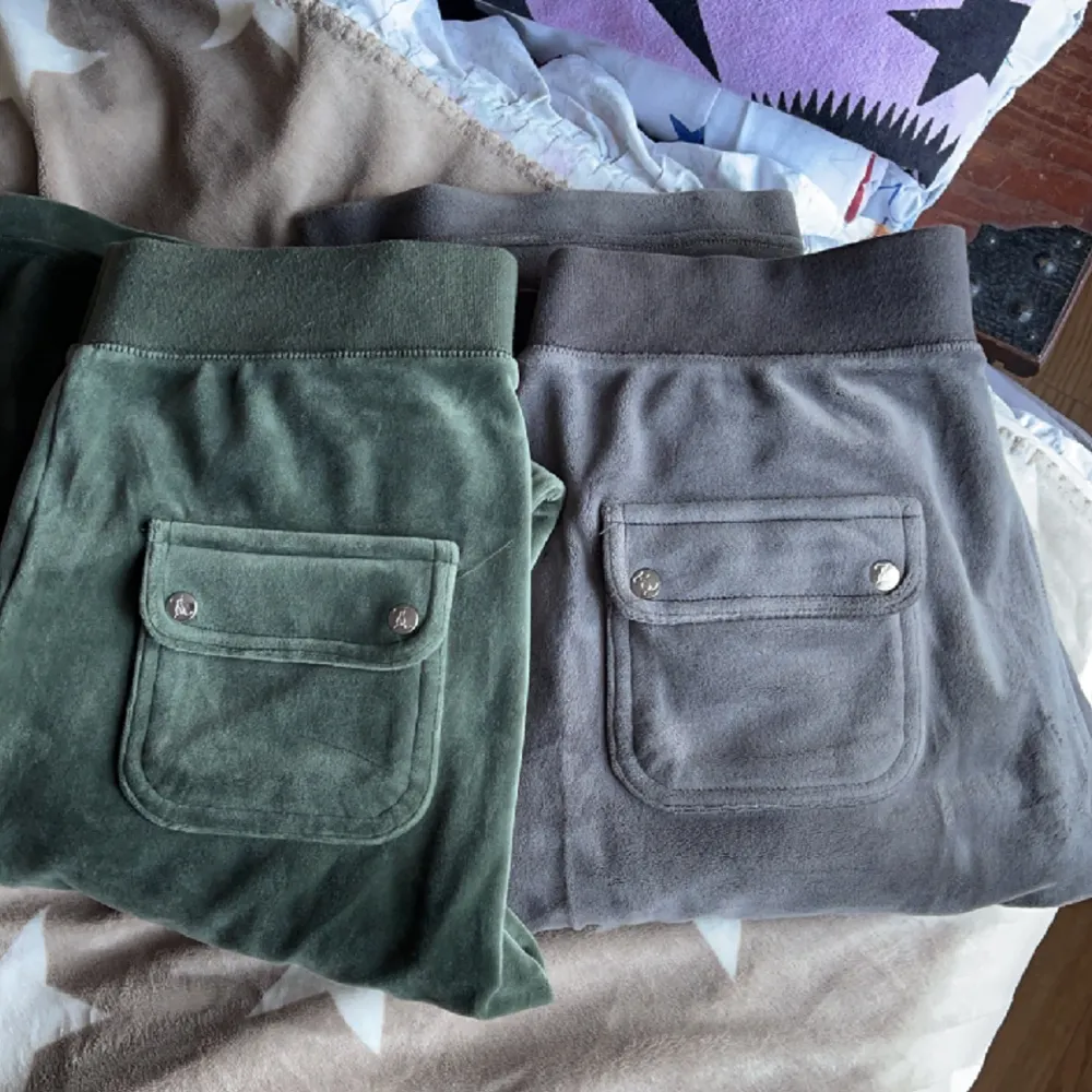 Lägger upp en ny annons på mina juicy byxor då jag vill få sålt och sänker priset! Dom gröna byxorna är i storlek M och gråa i L. Gråa sålda!!!. Jeans & Byxor.