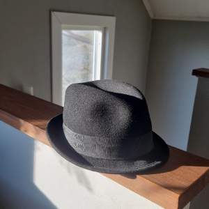 Divided hatt från HM, storlel 54 till 55. Skick enligt bilder. Skick 8/10, sparsamt använt. Pratar inte med oseriösa köpare. 