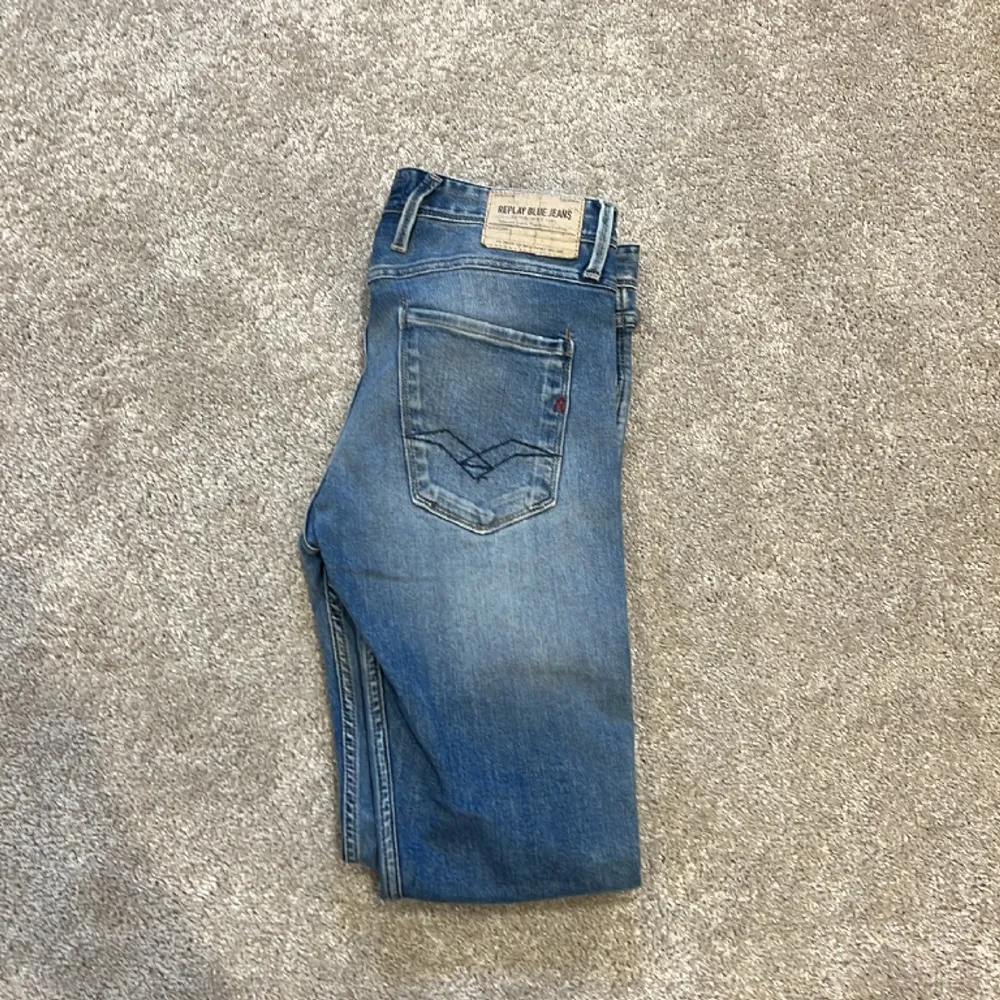 Ett par tvär snygga replay anbass jeans i toppskick💯 storlek 29/32 han på bilden är 173. Jeans & Byxor.