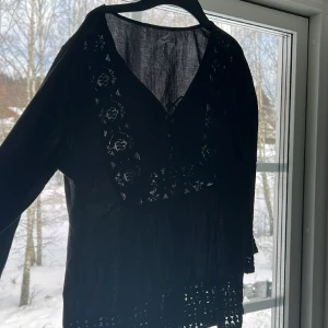 Blus - Trekvarts ärmar, jätte fin på.  Bra skick. Mönster vid slutet av armen och tofsar som hänger ner vid bröstet