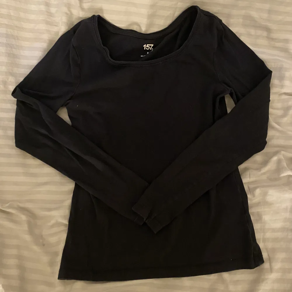 Säljer denna basic långärmade tröja i storlek small från lager 157💕. T-shirts.