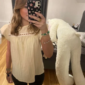 Blus - En kräm vit blus, kortärmad perfekt till sommaren🫶 kom privat för mer frågor eller bilder!