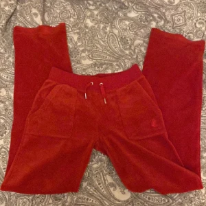Röda Juicy byxor  - Använda 10gg Har en liten fläck, skriv privat för bild på fläcken 