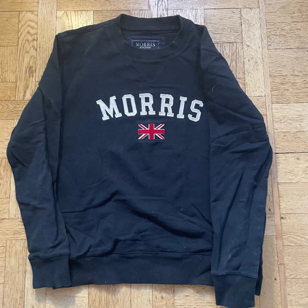 Riktigt fet Morris-tröja med tryck på framsidan! Står att den är i storlek L men passar mer som en M. Hör av er vid frågor!! . Tröjor & Koftor.