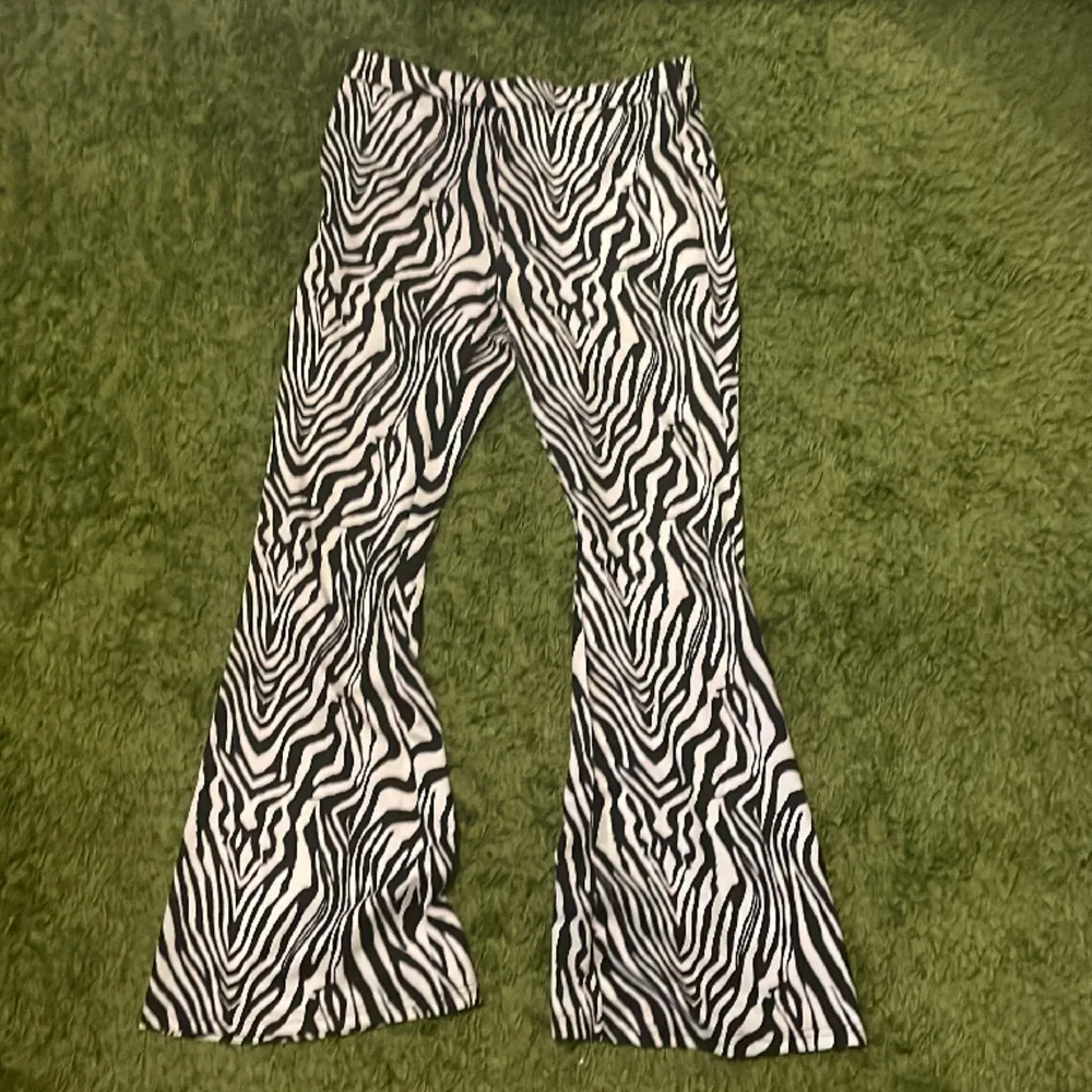 Vintage 70-tals bootcut zebra print byxor. Toppen skick, inga skador. Passar M/L. Köparen står för frakten.. Jeans & Byxor.
