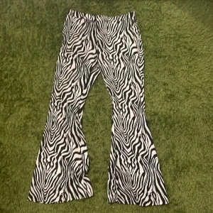 70-tals byxor - Vintage 70-tals bootcut zebra print byxor. Toppen skick, inga skador. Passar M/L. Köparen står för frakten.