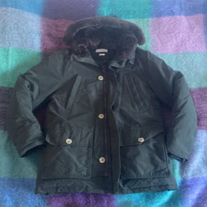 These glory days dun jacka - Tjena säljer denna fina jackan från these glory days, jackan är i jätte bra skick, Jackan är i en mörkgrön färg med brun päls som täcker nacken och luvan. Jackan har 8 olika fickor Storlek L Vid frågor eller intresse skriv 