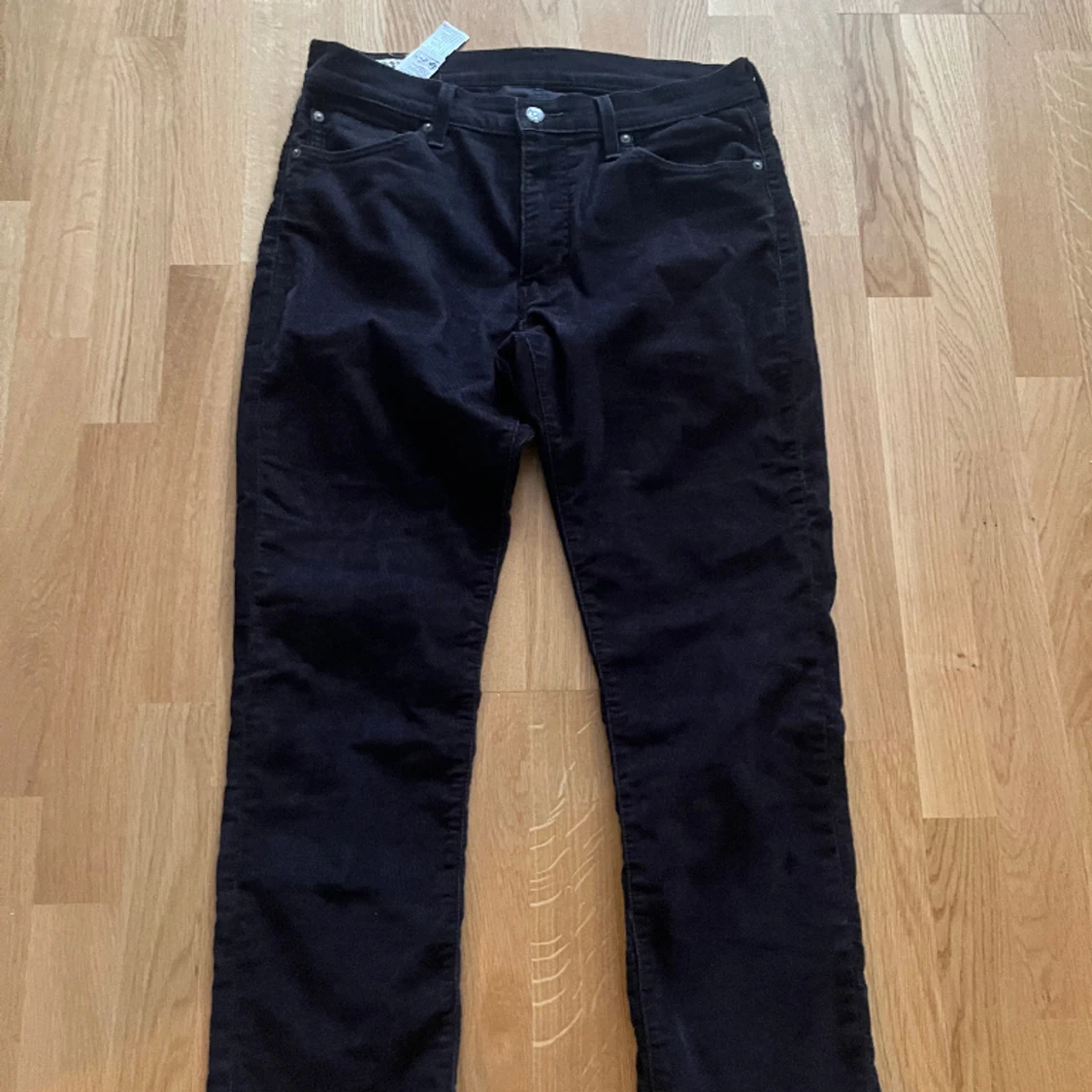 Tjena alla, säljer ett par manchester jeans som är ifrån Levis. Säljer de på grund av att de inte faller mig i smaken längre och bara tar onödig plats i min gaderob… - 90