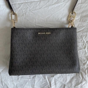 Michael Kors väska - Helt oanvänd väska som köptes för 4600kr i slutet på 2022🥰Modellen är super fin och praktiskt men säljs inte längre. Kvitto finns kvar och pris kan diskuteras❤️ca 17x25x5 