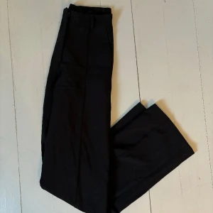 Madlady kostymbyxor  - Säljer dessa fina kostym byxor ifrån madlady då jag har så många andra jag använder istället, fint skick!