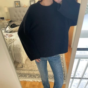 Svart stickad tröja från Arket - Svart stickad tröja från Arket i alpaca-ullblanding. I fint skick.