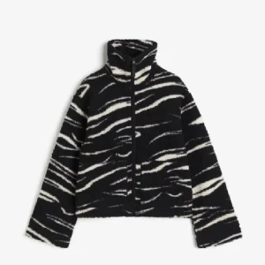 Teddy jacka HM - !!TAR ENDAST SWISH!! (Direkt pris 350kr) Säljer då jag beställde den i S för de va de enda som fanns kvar men skulle hellre haft en M. Denna jacka går ej att köpa längre från HM❣️❣️(fri frakt gills ej)