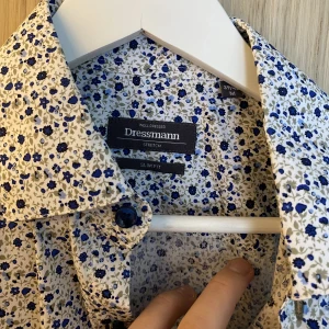 Dressman skjorta - Varsamr använd skjorta i storlek M och sitter som M. Skriv vid funderingar.