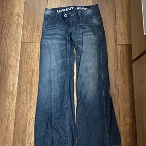 Lådmidjade baggy jeans  - Säljer denna snyggaste lådmidjade jeansen från grunt jeans då de är för småa på mig 😞 Kan skicka måtten och bilder privat :) Om ni har frågor är det bara att ställa! 