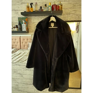Faux fur coat / jacka i fuskpäls  - Svart jacka i fuskpäls, köptes från H&M för 700kr, använts en gång och är som ny
