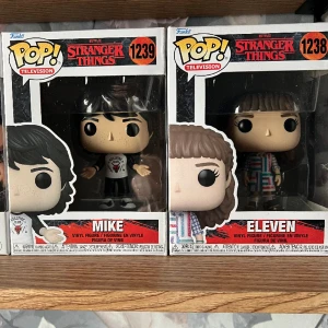 Funko POP Stranger Things, Mike, Eleven - Två Funko Pops från serien stranger things, Mike och Eleven. Jättefint skick, har aldrig öppnat de så är som nya. Tänkt mig båda två för 200