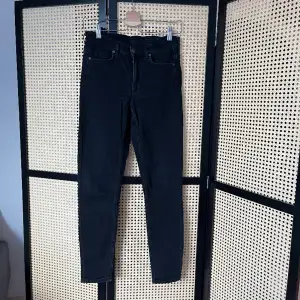 Svartgrå jeans från Cos. Fint använt skick utan anmärkningar 