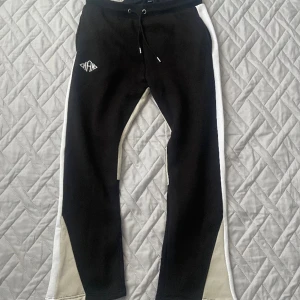  Flared mjukisbyxor - Flared mjukisbyxor från BooHoo man. Helt oanvända med prislappen kvar. Storlek L. Kontakta mig privat för fler frågor eller om du vill ha fler bilder!😊✌️