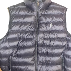 Ralph lauren väst - Säljer nu min Ralph lauren väst för jag har växt ur den.  Västen är i skick 9/10  Storleken är L men sitter som m Priset är inte ristat i sten, kan gå ner i pris vid snabb affär