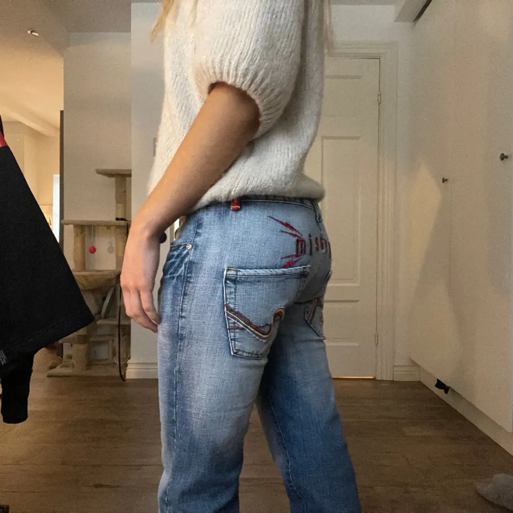 Svincoola superlåga jeans m tryck och fickor därbak från miss YMY, strl 30 midja 32 längd. Passar mig som brukar ha s i byxor men funkar på större för materialet är stretchigt! ❤️tryck inte på köp nu, skriv först!!. Jeans & Byxor.
