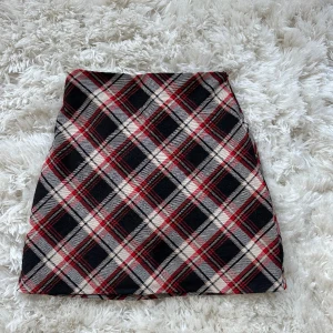 Rutig kjol  - Röd rutig kjol från H&M Använd fåtal gånger Storlek 34