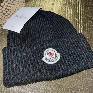 Moncler mössa - Skicket är som helt ny, de är ba och skriva privat om ni är intresserade.