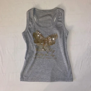 Grått linne med detaljer - Står ingen storlek men skulle gissa S/M. Är i bra skick men har några få defekter❤️