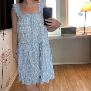 Sommarklänning  - En fin sommarklänning ifrån Nelly, aldrig använt och har prislapp kvar 