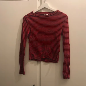 randig tröja - så söt randig tröja, den kramar verkligen ens figur men jag använder den inte längre, använd men i väldigt bra skick utan defekter 💗