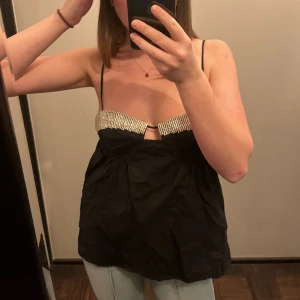 Topp med glitter  - Topp från zara med glitter stenar storlek S! Aldrig använd med prislapp kvar, köptes för 379kr