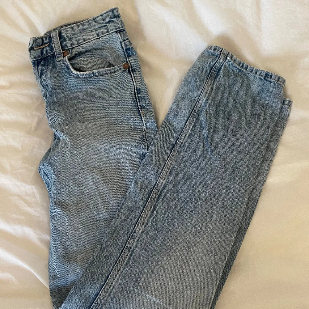 Säljer skitsnygga jeans från Zara, raka och mid waist. Använda 2-3 ggr💓. Jeans & Byxor.