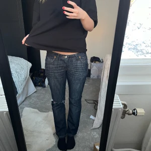 Levis jeans - Snygga jeans från Levis med hål på knät