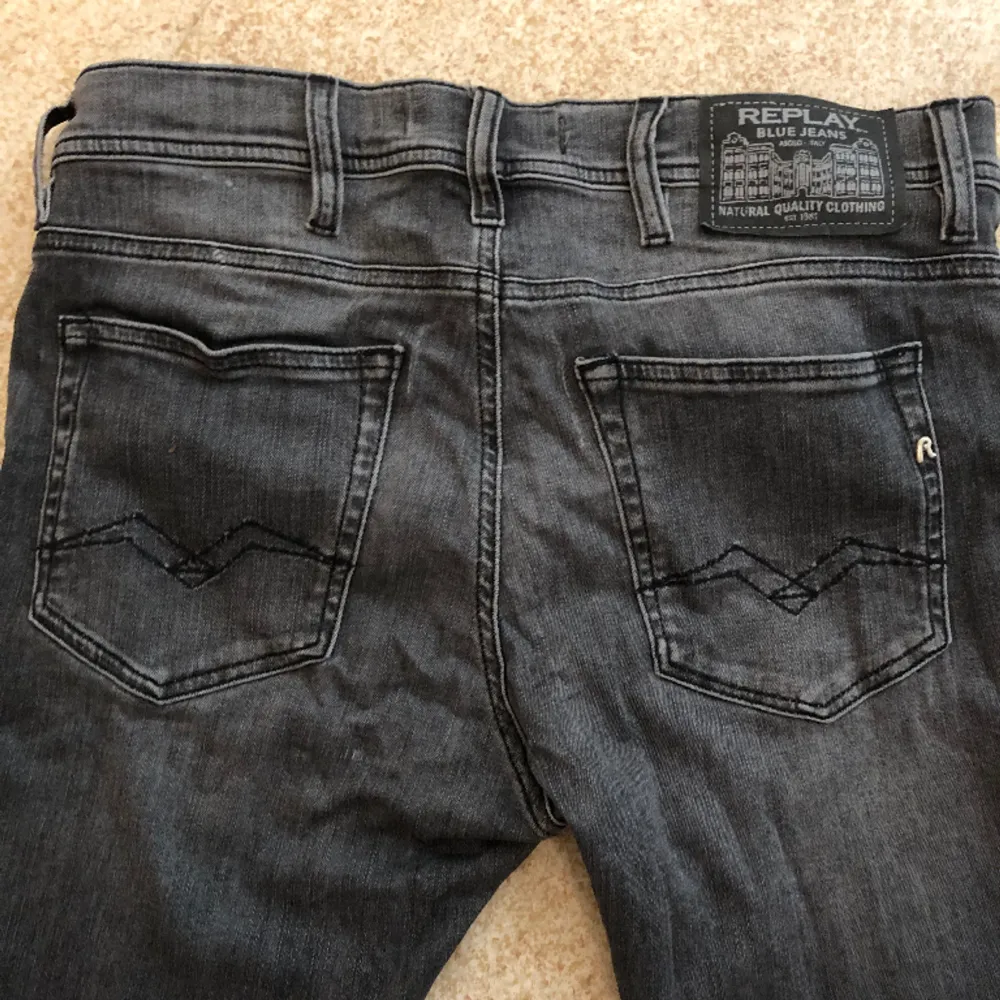 Stilrena och fräscha Replay jeans i passform slim/skinny. Skick 9/10, väldigt bra skick inga defekter. Nypris: 899 kr, Hör av er vid frågor eller funderingar! . Jeans & Byxor.