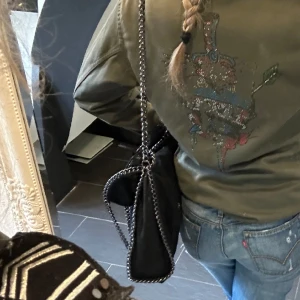 stella mccartney liknande - säljer denna stella mccartney liknande väskan ska är använd ett fåtal gånger❣️den är precis lagom stor och rymlig, dår plats med data böker mm, den har även en dragkedja så man kan stänga väskan💗💗(💢skriv för fler å bättre bilder om ni vill ha det!!)💢