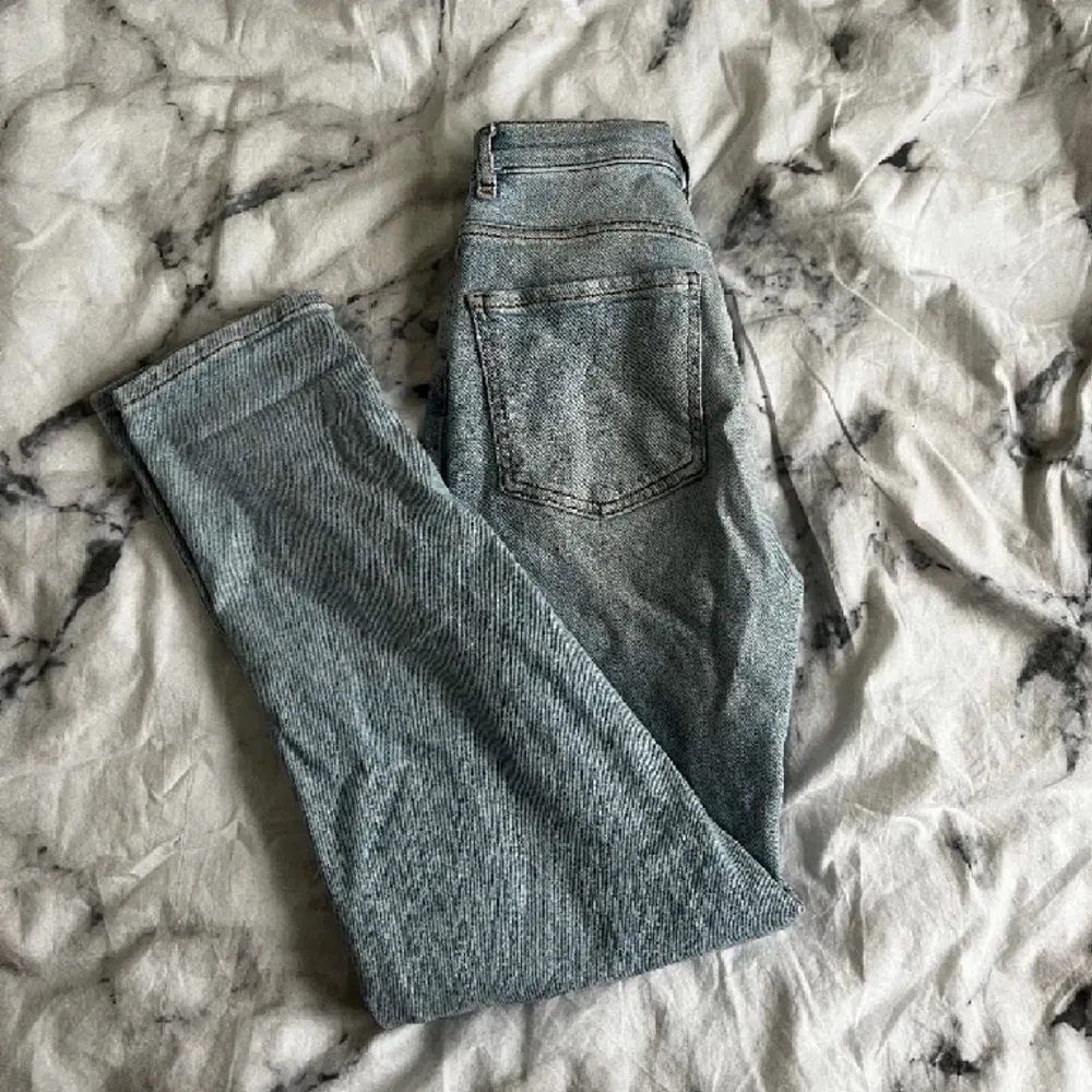 Comfy mom jeans från Gina Tricot (petite) så passar lite kortare tjejer❤️ Storlek 32/XXS. Aldrig använda!! Hör av er vid frågor etc❤️. Jeans & Byxor.