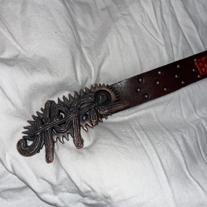Travis Scott Studded Belt ”UTOPIA” - Ett väldigt snyggt och unikt bälte från Travis Scott’s kollektion han droppade i samband med hans senaste album ”UTOPIA”.  Bältet är endast testat och säljer på grund av att storleken (32) inte passar.  Skriv om du är intresserad för kvitto och liknande. 