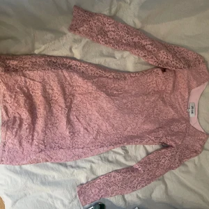 Rosa spetsklänning - Bra skick 