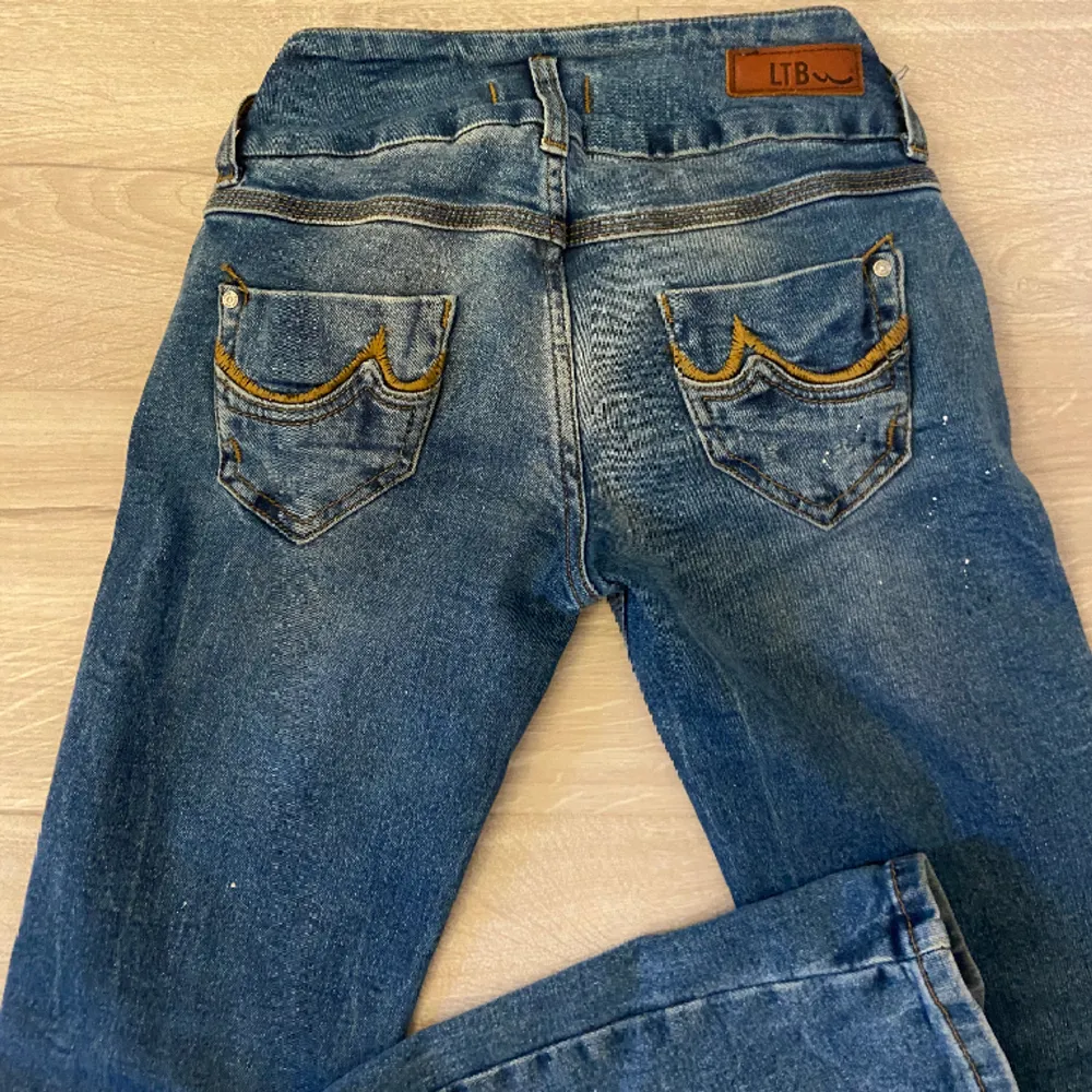 Ltb jeans i storlek 24/30 Har klippt en slit nertill . Jeans & Byxor.