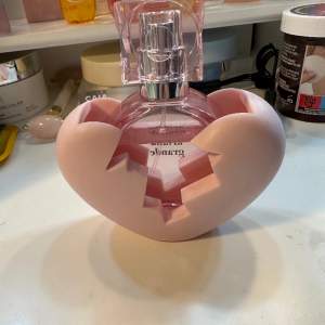 Ariana Grande parfym, 30 ml , mycket kvar . Fin bevarad  100kr,, kostade 355 i inköp Finns i Åmål kan skickas, köparen betalar frakten  