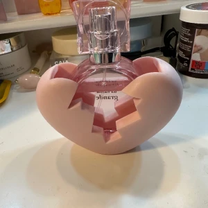 Ariana Grande parfym , 30 ml fin bevarad  - Ariana Grande parfym, 30 ml , mycket kvar . Fin bevarad  100kr,, kostade 355 i inköp Finns i Åmål kan skickas, köparen betalar frakten  