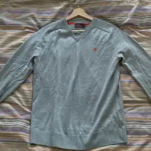 En fin Morris tröja i storlek M men passar S. Den är lite sönder på ärmen som visas i andra bilden. Säljer pga av att jag inte använder den. ⚠️lite sönder⚠️