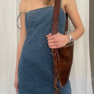 Jeans klänning - Jättesöt jeans klänning i stlk S men kan även passa XS!! Jättefin till sommaren och har fickor!!💕💕