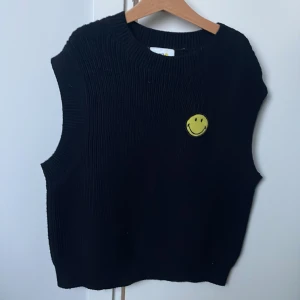 Svart stickad väst med smiley  - Skön,varm  Flexibel 