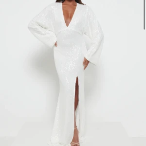 Intressekoll - Hej, gör en intressekoll på min balklänning. Köpte denna för några veckor sedan, och har nu hittat en annan balklänning! Den är endast provad så lapparna finns kvar❤️ Nypris 1255