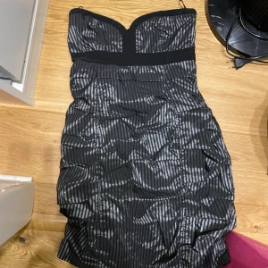 Mini klänning  - Så fin randig bandeau miniklänning i storlek M, men skulle säga att den är som en S🖤 jättefint skick 