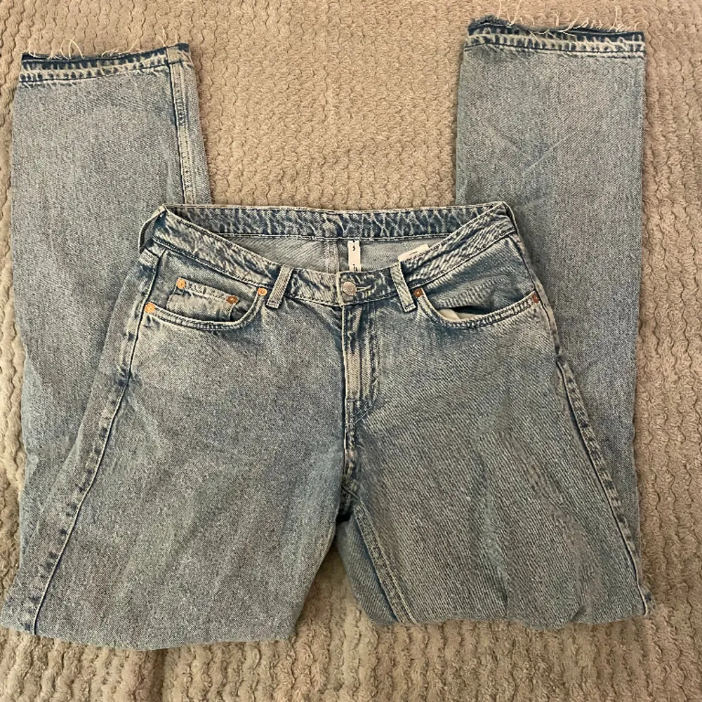 Säljer dessa arrow low straight jeans från weekday i storlek w 27 L 32🩵. Jeans & Byxor.
