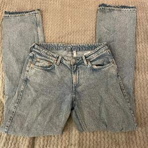 Säljer dessa arrow low straight jeans från weekday i storlek w 27 L 32🩵