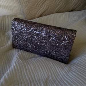 Superfin glittrig handväska som är perfekt för festligare tillfällen, kedja medföljer! Rymmer mobil, plånbok och smink🌟🪩