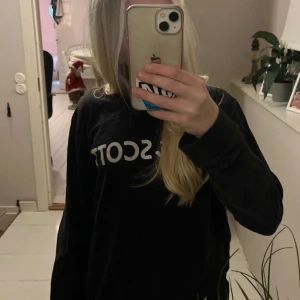 Lyle & scott sweatshirt  - Säljer nu en fin sweatshirt från lyle & scott, nypris 500kr - 600kr  den är använd men bra skick. 