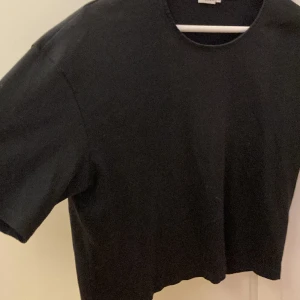 Svart T’shirt - Den här tröjan är bockstavligttallat HELT oanvänt och det är därför jag säljer den.😜😉